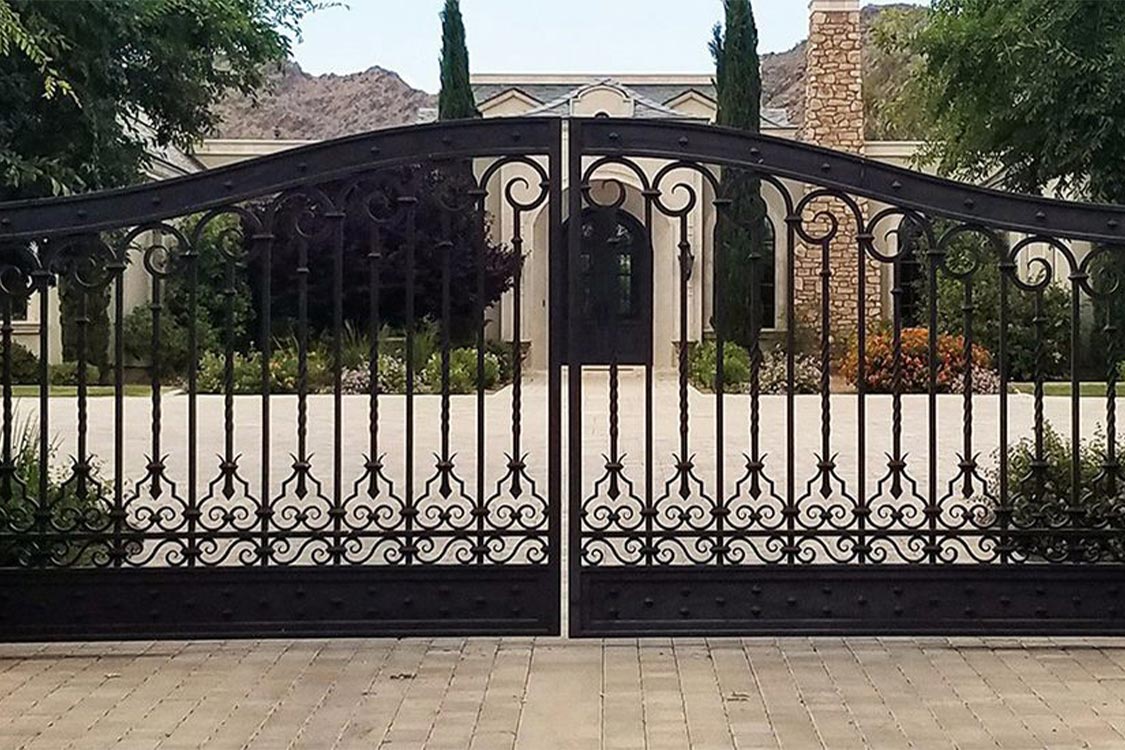 An appealing electric gate that improves the aesthetics of your home