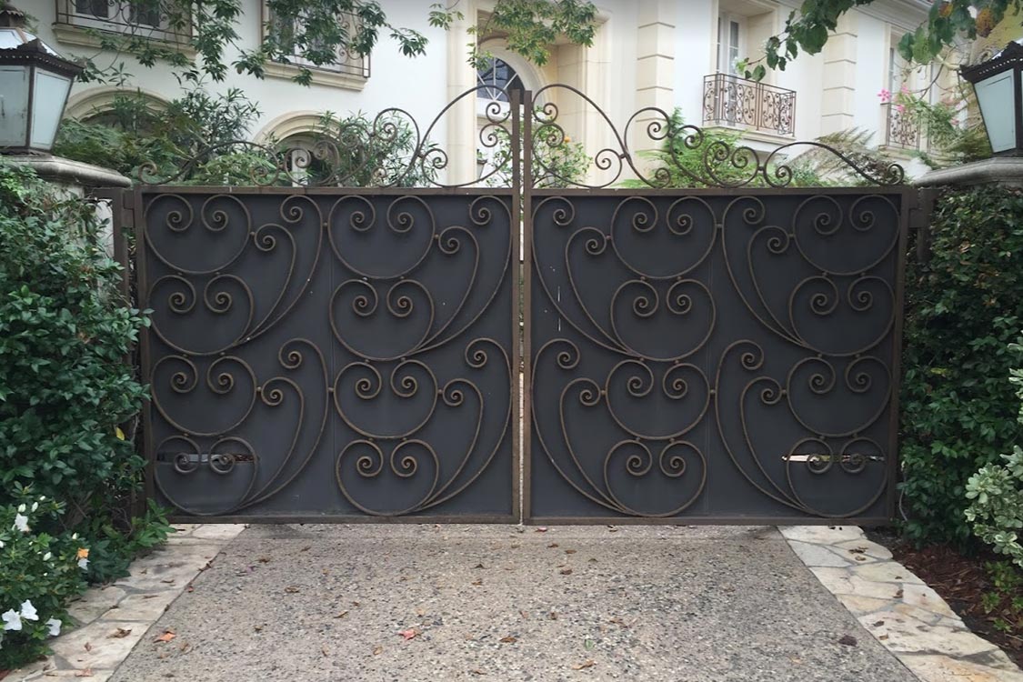 A Closed-metal Gate